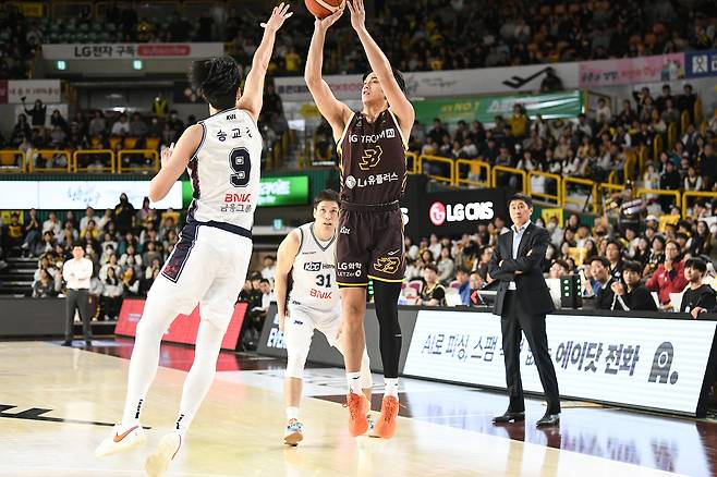 슛 던지는 칼 타마요. (KBL 제공)