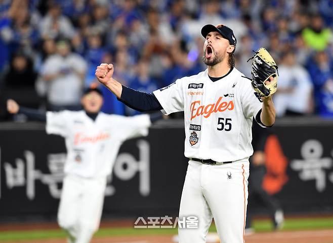 한화 와이스가 24일 대전 한화생명볼파크에서 열린 2025 KBO리그 삼성과 플레이오프 5차전에서 4이닝 1실점 세이브를 기록하며 승리를 지켜낸 뒤 포효하고 있다. 대전 | 박진업 기자 upandup@sportsseoul.com