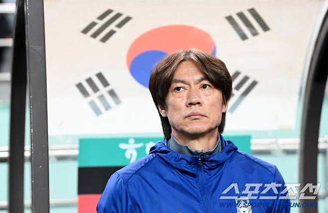 14일 서울월드컵경기장에서 열린 축구대표팀과 파라과이의 평가전. 그라운드에 나선 홍명보 감독의 모습. 상암=허상욱 기자wook@sportschosun.com/2025.10.14/