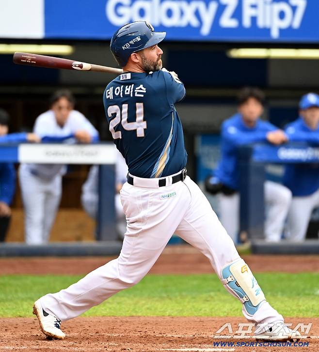 6일 대구 삼성라이온즈파크에서 열린 NC와 삼성의 와일드카드 1차전, 5회초 2사 1,3루 NC 데이비슨이 1타점 2루타를 치고 있다. 대구=허상욱 기자wook@sportschosun.com/2025.10.06/