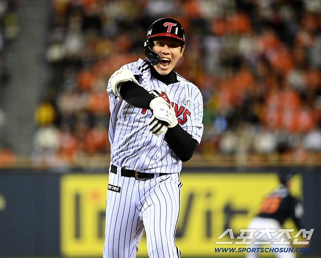 27일 서울 잠실구장에서 열린 한화와 LG의 한국시리즈 2차전. 2회말 1사 2루 홍창기가 1타점 역전타를 치고환호하고 있다. 잠실=허상욱 기자wook@sportschosun.com/2025.10.27/