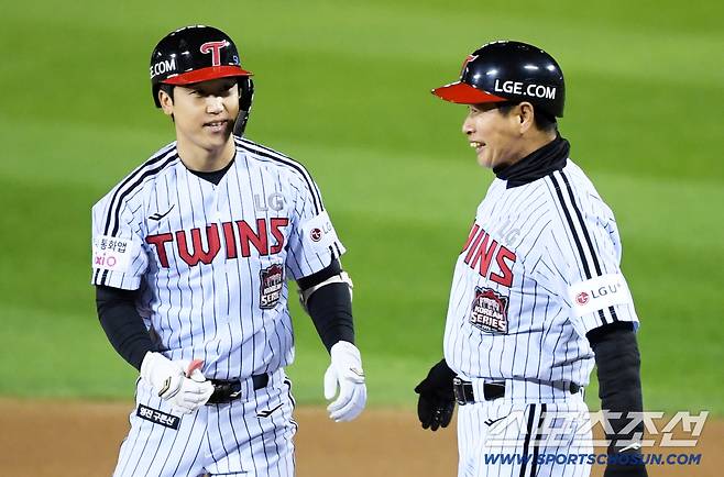 27일 잠실구장에서 열린 한국시리즈 1차전 LG 트윈스와 한화 이글스의 경기. 2회말 무사 2,3루 LG 구본혁이 적시타를 날린 뒤 환호하고 있다. 잠실=박재만 기자 pjm@sportschosun.com/2025.10.27/