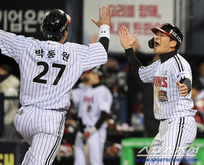 27일 서울 잠실구장에서 열린 한화와 LG의 한국시리즈 2차전. 2회말 무사 2, 3루 구본혁의 안타 때 득점한 박동원이 오지환의 환영을 받고 있다. 잠실=정재근 기자 cjg@sportschosun.com/2025.10.27/
