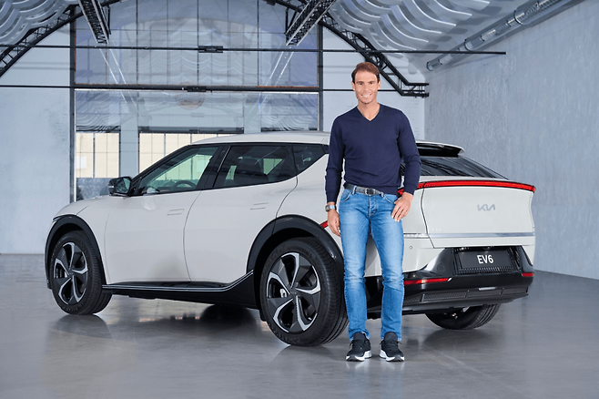 기아 전기차량 앞에 선 라파엘 나달. 기아