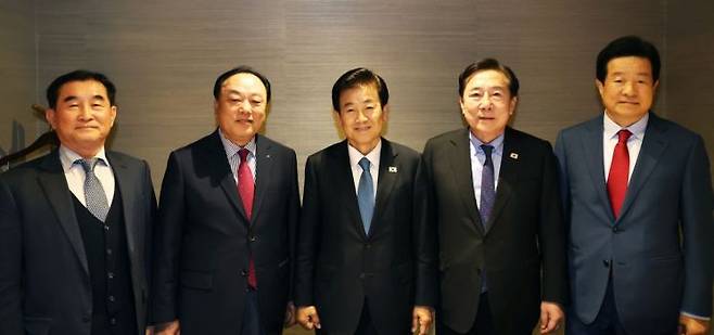 중소기업중앙회는 27일 서울 종로구 서머셋팰리스서울에서 정동영 통일부 장관과 역대 개성공단기업협회장들이 참여한 간담회를 개최했다. 왼쪽부터 이재철 제씨콤 대표, 배해동 태성그룹·토니모리 회장, 정동영 통일부 장관, 김기문 중소기업중앙회장, 문창섭 삼덕통상㈜ 회장. 중소기업중앙회