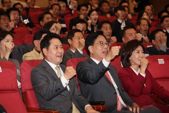 27일 서울 여의도 국회 의원회관에서 열린 국민의힘 전국 광역의원 및 강원도 기초의원 연수에서 장동혁 국민의힘 대표, 송언석 원내대표, 나경원 의원 등 참석자들이 구호를 외치고 있다. 연합뉴스