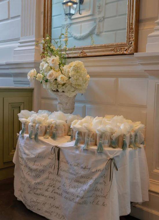 프랑스 명품 브랜드 ‘지방시’ 창립자의 조카인 션 타팽 드 지방시와 한국인 여성 정다혜 씨의 결혼식에 준비된 하객 답례품. 인스타그램 캡처