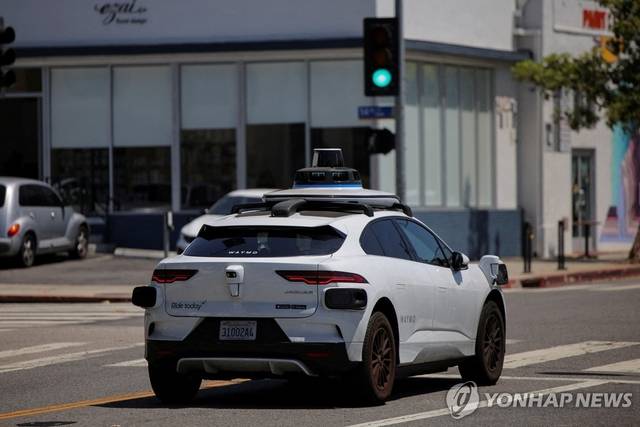 미 캘리포니아 샌타모니카에서 운행 중인 구글 웨이모 무인택시. 로이터 연합뉴스 자료사진