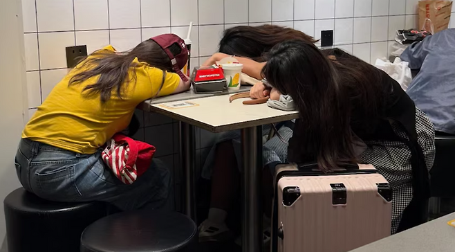 '특수부대식' 여행을 하는 중국인 관광객들이 숙박비를 아끼기 위해 맥도날드 매장에서 숙박하는 모습. /사진=호주방송공사 캡처