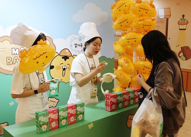 2025 월드 웹툰 페스티벌 개막을 앞둔 16일 서울 송파구 롯데월드몰에 마련된 팝업스토어를 찾은 시민들이 다양한 웹툰 관련 상품을 보고 있다. 오는 19일부터 나흘간 열리는 2025 월드 웹툰 페스티벌은 유명 웹툰 작가 토크 콘서트를 비롯해 드로잉쇼, 더빙쇼와 기획전시, 체험 프로그램으로 진행된다.뉴시스