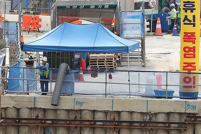 서울의 한 공사 현장에서 관계자가 그늘 아래 휴식을 취하고 있다. 2024.8.1 (ⓒ뉴스1, 무단 전재-재배포 금지)