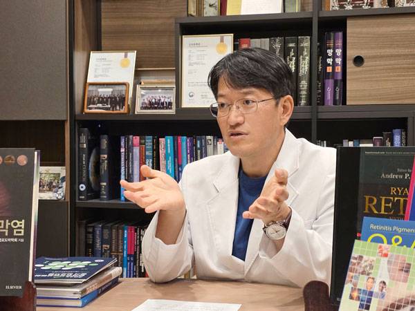 하늘안과의원 유형곤 센터장이 망막색소변성증의 원인에 대해 설명하고 있다./사진=하늘안과의원 제공