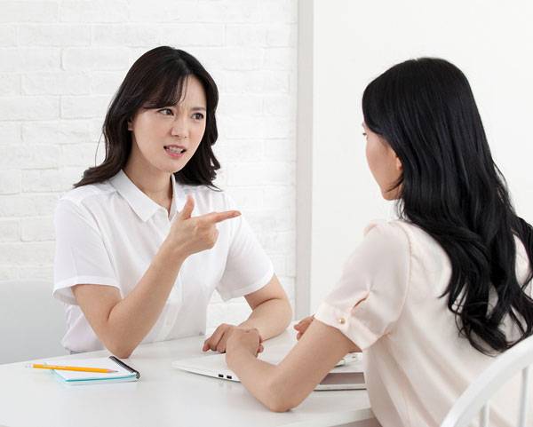 번아웃으로 스트레스가 과도하면 사소한 일에도 예민해지고, 동료나 고객에게 쉽게 짜증을 내는 등 감정 조절이 어려워진다./사진=클립아트코리아