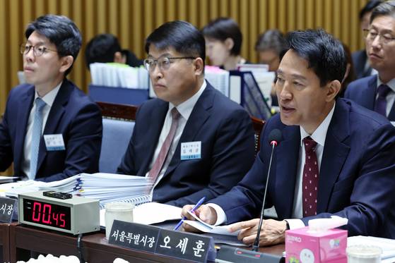 오세훈 서울시장이 20일 오전 서울 중구 서울시청에서 열린 국회 국토교통위원회의 서울시청에 대한 국정감사에서 의원 질의에 답하고 있다. 뉴스1