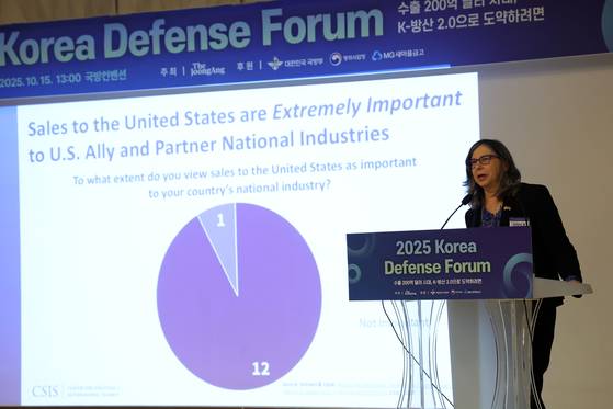 신시아쿡 CSIC연구고문이 15일 서울 용산 국방컨벤션에서 열린 '2025코리아 디펜스 포럼'에서 기조연설을 하고 있다. 강정현 기자