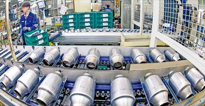 < 갈수록 수익성 악화 > 미국발 관세와 노란봉투법 등으로 국내 자동차 부품회사들이 어려움을 겪고 있다. 경기 화성의 현대자동차·기아 1차 협력사 공장에서 한 직원이 자동차 부품을 생산하고 있다. 최혁 기자