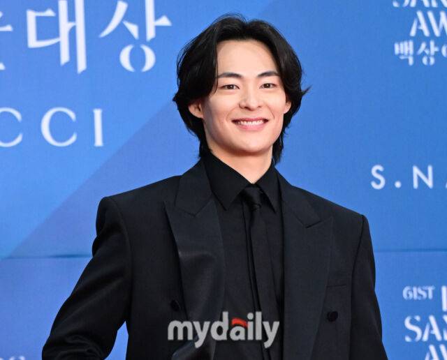 배우 송건희가 5일 서울 삼성동 코엑스에서 진행된 제61회 백상예술대상 레스카펫에 참석했다.방송·영화·연극을 아우르는 이번 시상식 진행은 신동엽, 수지, 박보검이 맡았다.