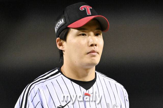 27일 서울 잠실야구장에서 열린 2025 신한 SOL 뱅크 KBO 한국시리즈 2차전' 한화 이글스와 LG 트윈스 경기.LG 선발 임찬규가 1회초 4실점 이닝을 마치고 더그아웃으로 들어서고 있다./잠실=한혁승 기자