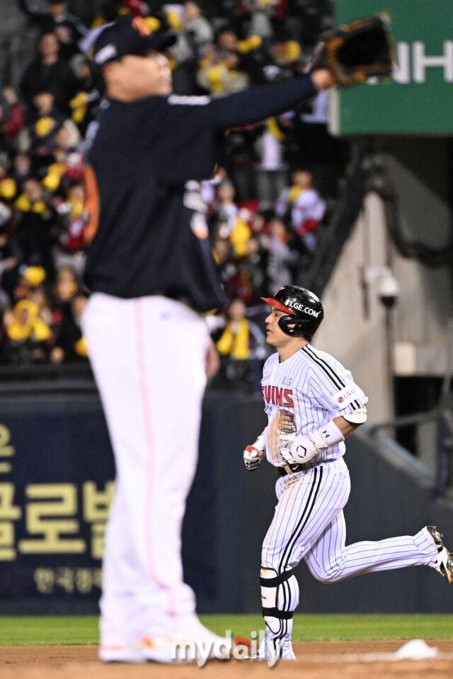 27일 서울 잠실야구장에서 열린 2025 신한 SOL 뱅크 KBO 한국시리즈 2차전' 한화 이글스와 LG 트윈스 경기. LG 박동원이 3회말 2사 1루에 투런포를 친 후 그라운드를 뛰고 있다./잠실 = 한혁승 기자