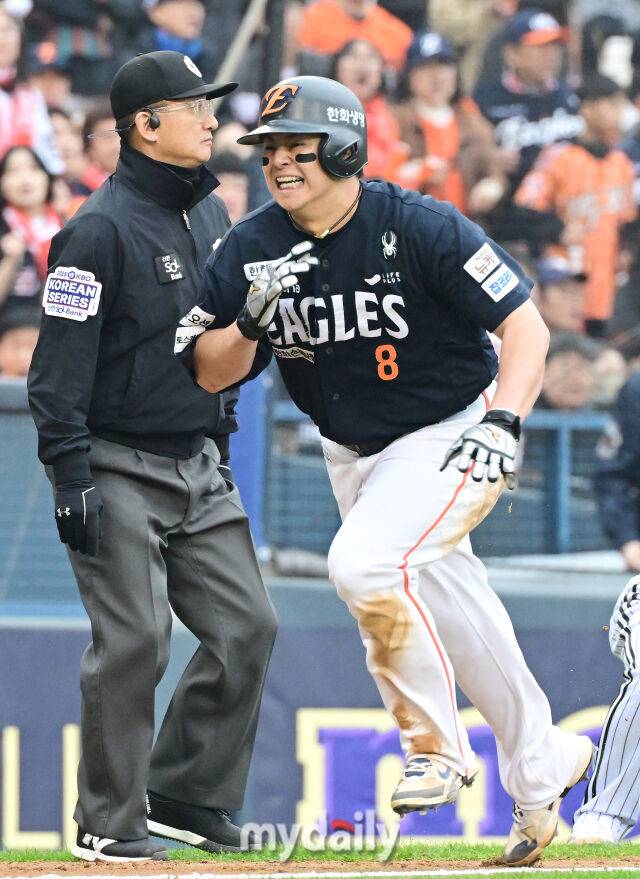 26일 오후 서울 잠실야구장에서 진행된 '2025 신한 SOL Bank KBO 한국시리즈 1차전' 한화 이글스와 LG 트윈스의 경기. 한화 노시환이 6회초 1사 1,3루에서 홈으로 쇄도하고 있다./마이데일리