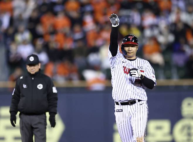 27일 서울 잠실야구장에서 열린 2025 프로야구 한국시리즈 한화 이글스 대 LG 트윈스 2차전. 4회 말 2사 만루 때 LG 문보경이 3타점 2루타를 친 후 기뻐하고 있다. 연합뉴스