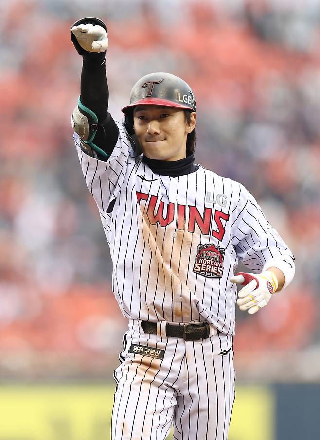 26일 서울 잠실야구장에서 열린 2025 프로야구 한국시리즈 한화 이글스 대 LG 트윈스 1차전 경기. 6회 말 1사 만루 때 LG 신민재가 2타점 적시타를 친 후 기뻐하고 있다. 연합뉴스