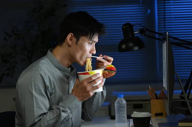 야식을 즐기는 모습. 전문가들은 식사 시간보다 음식 선택이 더 중요하다고 강조한다. 123rf