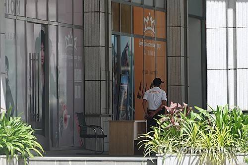 19일 프놈펜 프린스그룹 본사에 경비직원이 근무하고 있다. 연합뉴스