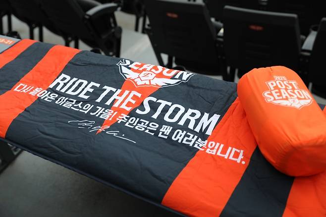 한화가 삼성과 플레이오프 1차전을 앞두고 대전한화생명볼파크를 찾은 홈팬들에게 선물한 패딩 담요. 패딩 커버엔 “다시 돌아온 이글스의 가을! 주인공은 팬 여러분입니다”라는 문구와 함께 김승연 회장의 서명이 들어가 있다. 사진제공|한화 이글스