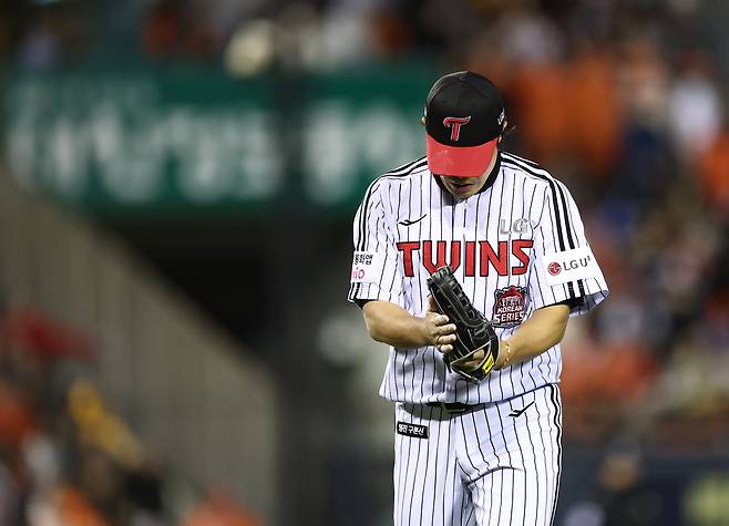 LG 김진성이 27일 잠실에서 열린 한화와 한국시리즈 2차전 4회 2사 만루 위기에서 구원 등판해 삼진으로 막아낸 뒤 기뻐하고 있다. 연합뉴스