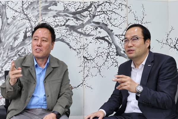 ▲ 김순규(오른쪽) 대표이사와 여명구 충청투데이 대표가 펀펀한 인터뷰를 진행하고 있다. 사진=김진로 기자