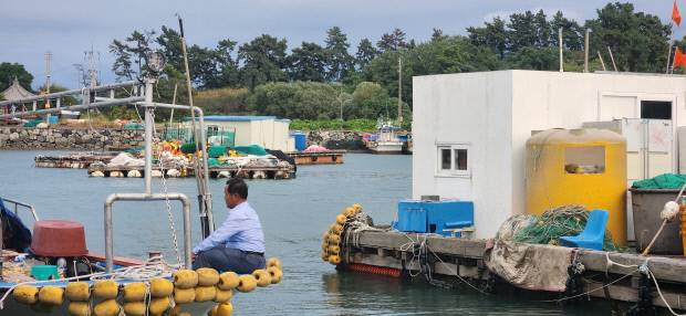 여자도 토박이 김용운(75) 어촌계장은 예전보다 급격히 줄어든 어획량으로 자신의 배를 소형으로 바꿨다. 바다 온도가 오르면서 어종이 바뀌고 어획량도 급감했다고 한다. 김 계장이 자신의 배에서 여자만 앞 바다를 바라보고 있다.