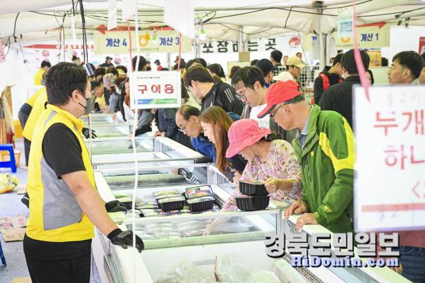 지난해 한우축제장에서 많은 인파가 고기를 고르고 있다.