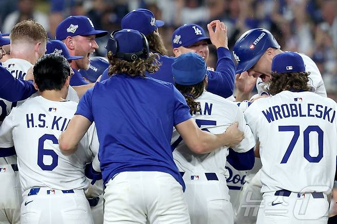 다저스 선수들이 끝내기 홈런을 친 프리먼과 기뻐하고 있다. ⓒ AFP=뉴스1