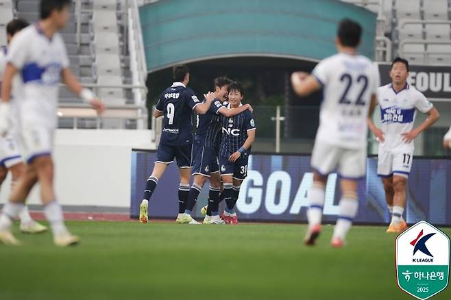 서울 이랜드 박창환(가운데)이 아산전에서 득점 후 동료들과 기쁨을 나누고 있다. 사진 | 한국프로축구연맹