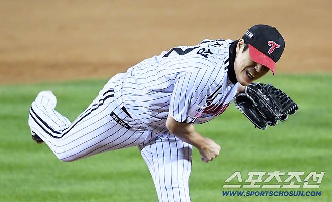 27일 잠실구장에서 열린 한국시리즈 2차전 LG 트윈스와 한화 이글스의 경기. 4회초 2사 만루 LG 김진성이 한화 노시환을 삼진 처리하고 있다. 잠실=박재만 기자 pjm@sportschosun.com/2025.10.27/