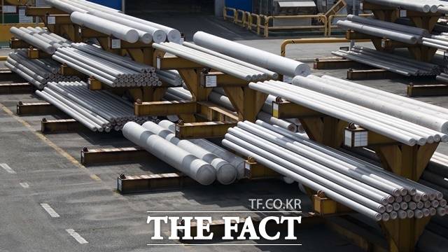 세아항공방산소재의 다양한 크기 고강도 알루미늄 소재가 야적장에 적재되어 있다. /세아홀딩스