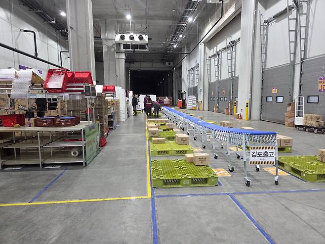 지난 24일 컬리 안산 물류센터(SFC) 내부 모습. /최효정 기자