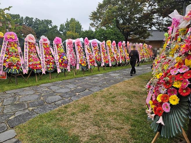 지난 18일 국회 사랑재에서 열린 최민희 더불어민주당 의원 딸의 결혼식장 앞에 피감기관들이 보낸 화환이 양옆으로 줄지어 있다. /송복규 기자