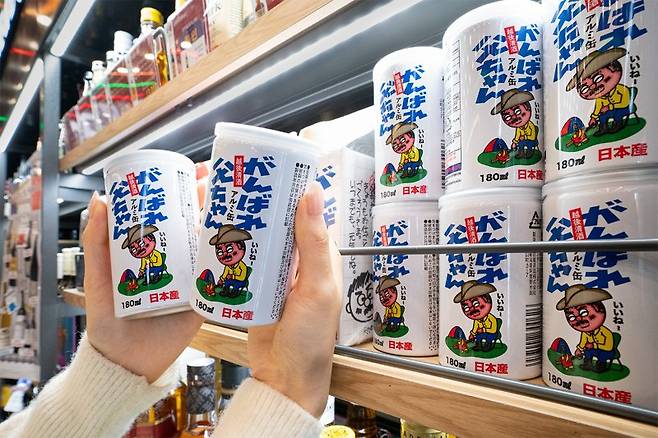 세븐일레븐이 올 겨울 온장고에서 선보이는 캔 사케 '간바레오토상’ 세븐일레븐 제공