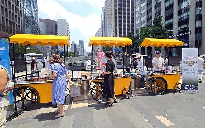 지역별 먹거리 시식 부스.