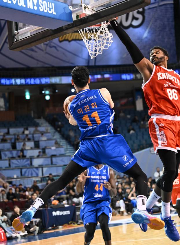 28일 서울 잠실실내체육관에서 열린 2025~26 LG전자 프로농구 정규리그 서울 SK 나이츠와의 홈 경기에서 골밑을 파고드는 이관희. KBL 제공