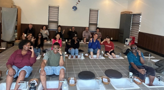 주한미군 가족들이 지역 체험 프로그램에 참여하며 제주 문화를 가까이에서 경험하고 있다. (제주관광공사 제공)