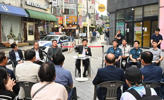 조용익 시장이 부천역 피노키오 광장에서 간담회를 열고 있다. 사진 부천시