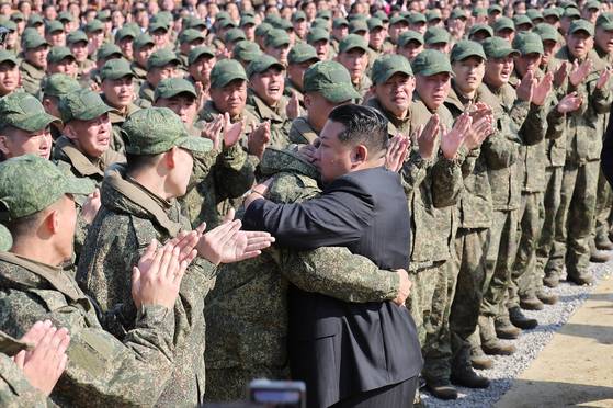 북한 노동당 기관지 노동신문은 24일 "김정은 동지의 참관 아래 해외군사작전 전투위훈기념관 착공식이 23일 수도 평양에서 숭엄히 거행됐다"고 보도했다.뉴스1