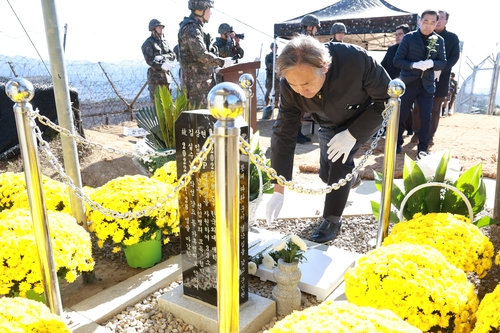 ▲ 고(故) 김상현 이병 추모비에 헌화하는 박찬운 군 사망사고 분과위원장. 국방부 제공