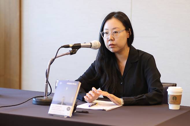 김아나 작가가 28일 서울 중구 프레스센터에서 열린 <4인칭의 아이들> 출간 기념 기자간담회에서 질문에 답하고 있다. 연합뉴스