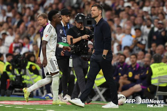 비니시우스 주니오르가 사비 알론소 감독을 지나치고 있다. 사진=AFPBBNews=News1