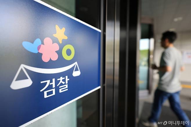 (서울=뉴스1) 이호윤 기자 = 지난 2일 서울 서초구 대검찰청으로 관계자가 들어가는 모습. 2025.10.2/뉴스1 Copyright (C) 뉴스1. All rights reserved. 무단 전재 및 재배포, AI학습 이용 금지. /사진=(서울=뉴스1) 이호윤 기자
