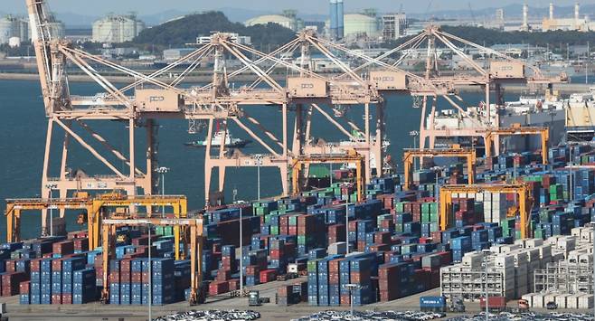 도널드 트럼프 미국 대통령의 방한을 앞두고 한미 양국이 3500억 달러(약 504조 원) 규모의 대미 투자를 비롯한 관세 협상에서 최종 접점을 찾을 수 있을지 관심이 집중되고 있다. 사진은 한미 정상회담을 이틀 앞둔 27일 경기 평택시 포승읍 평택항에 수출용 컨테이너들이 쌓여있는 모습./사진=뉴스1